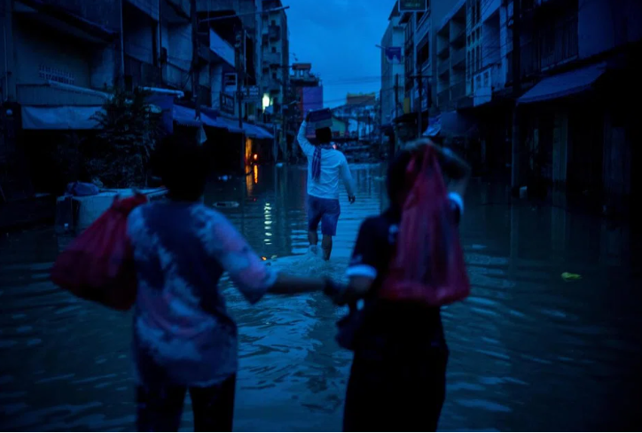 Người dân Thái Lan mang đồ đi tản tránh lũ lụt