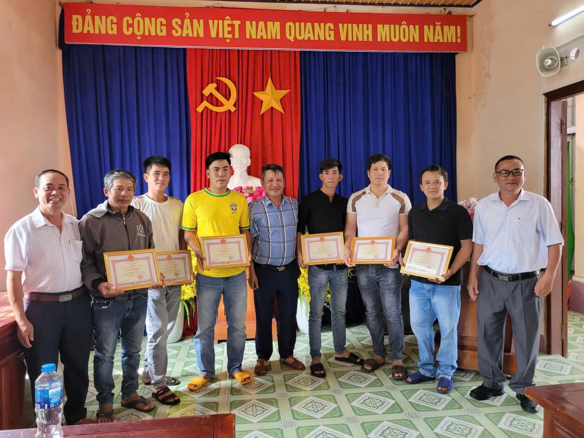  UBND phường Bình Kiến khen thưởng đột xuất 11 cá nhân có thành tích đặc biệt xuất sắc trong công tác cứu hộ, cứu nạn