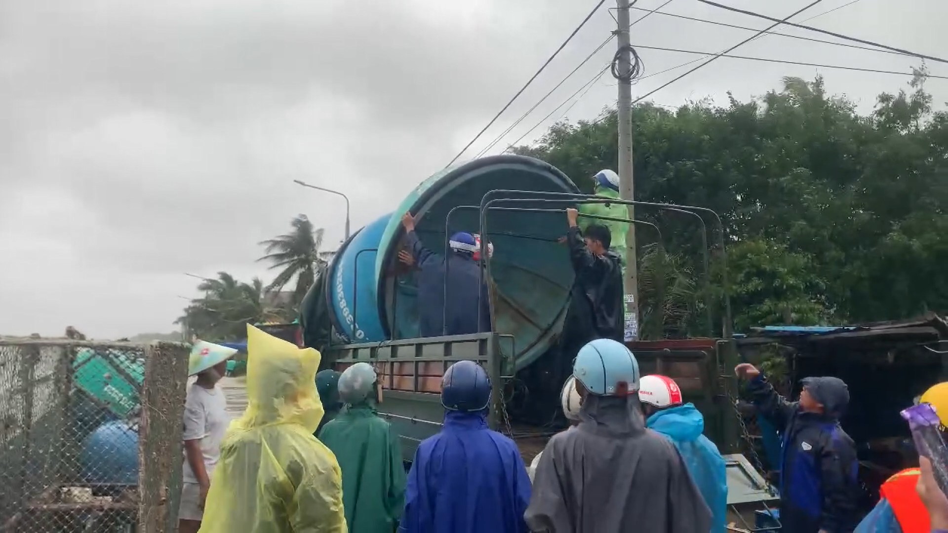 Những chiếc thuyền thúng được huy động tham gia cứu hộ người dân vùng lũ - Ảnh: Đ.L.