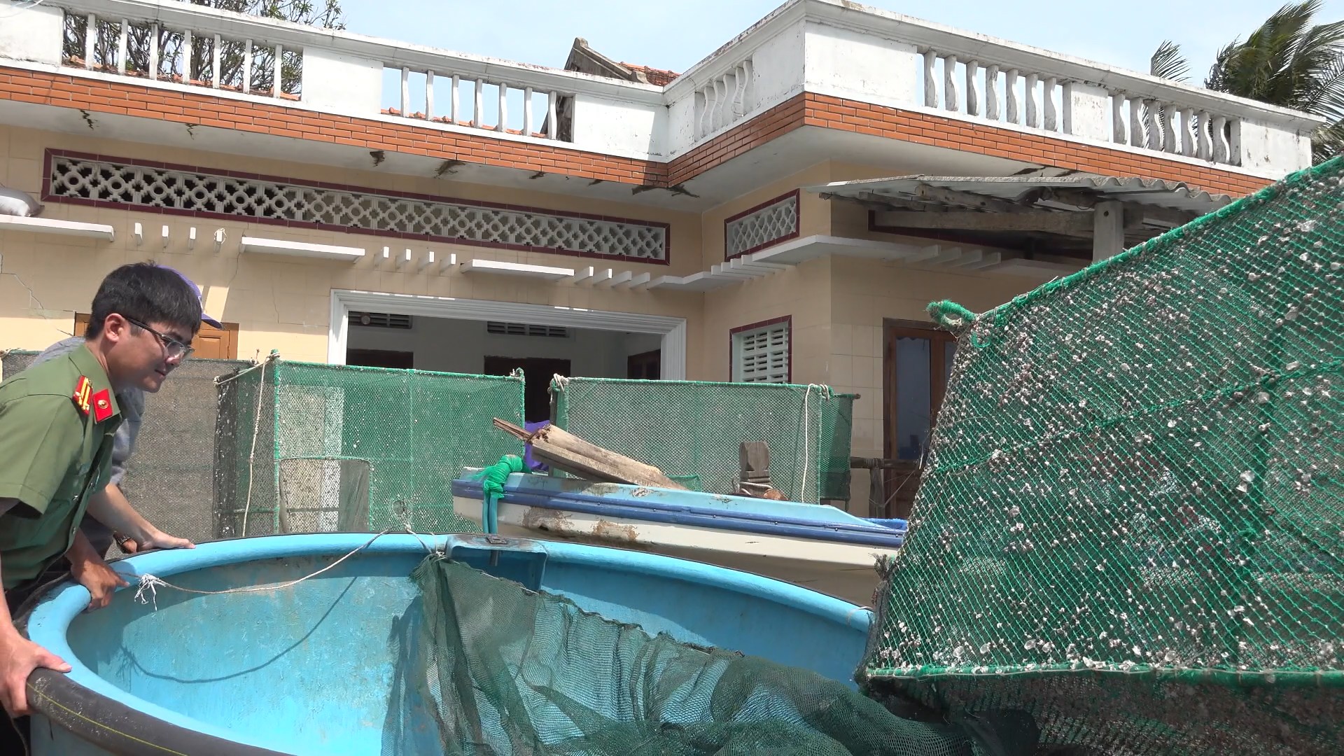 Những chiếc thuyền thúng mộc mạc của ngư dân đã được huy động và trở thành phương tiện cứu sinh hiệu quả nhất.