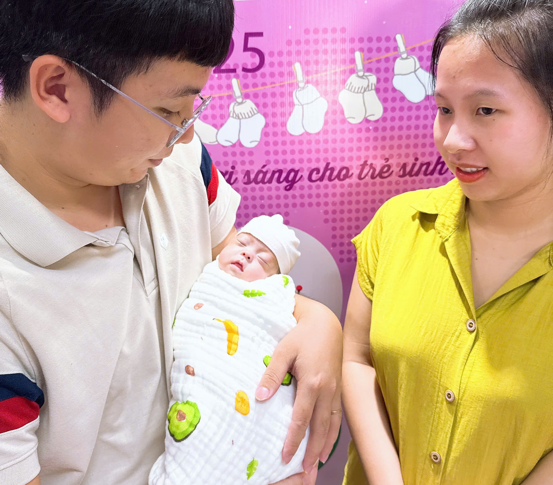 Bé gái sinh non, cân nặng chỉ 640g đã khỏe mạnh, về với vòng tay gia đình, ảnh BVCC