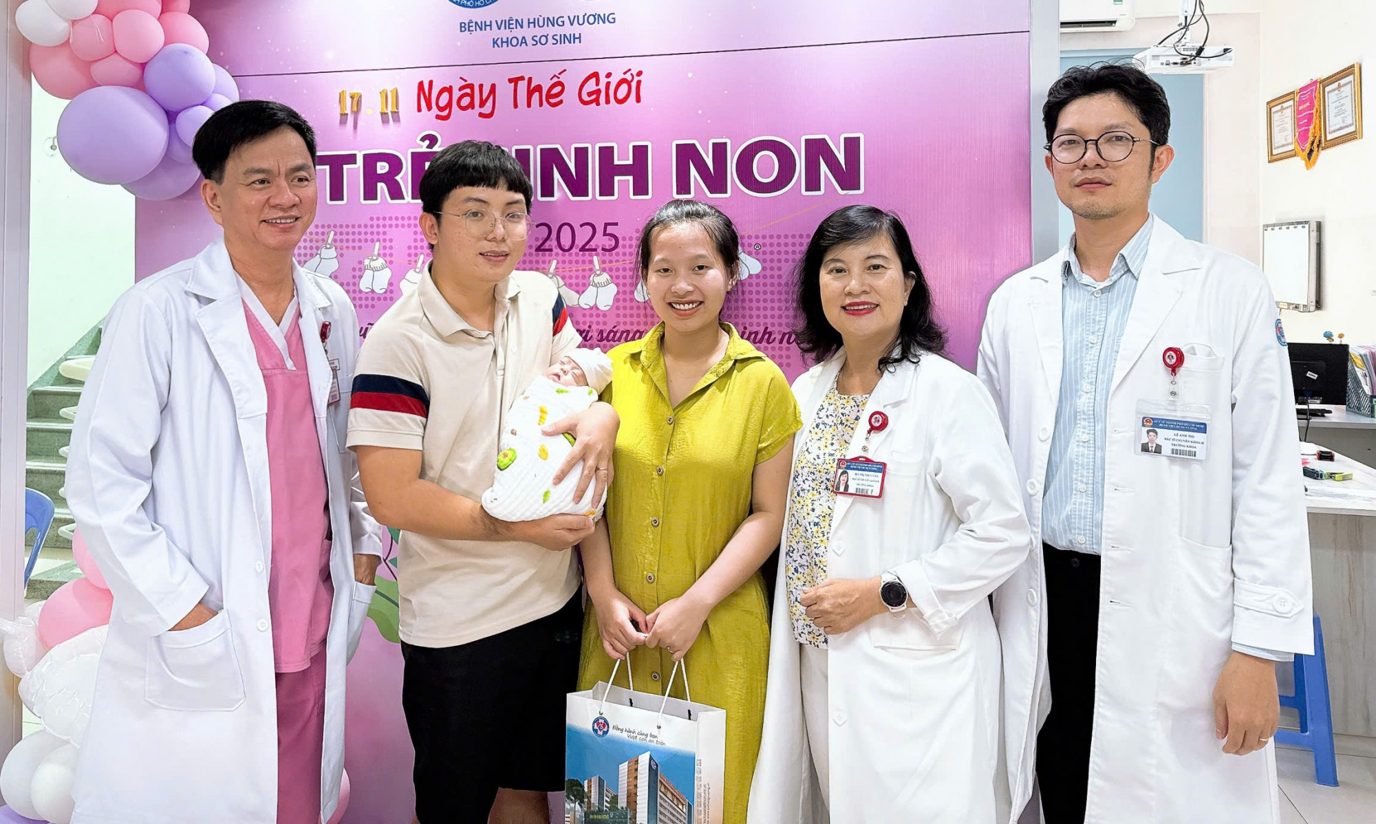 Các bác sĩ Bệnh viện Hùng Vương chúc mừng gia đình trong ngày bé được xuất viện, ảnh BVCC