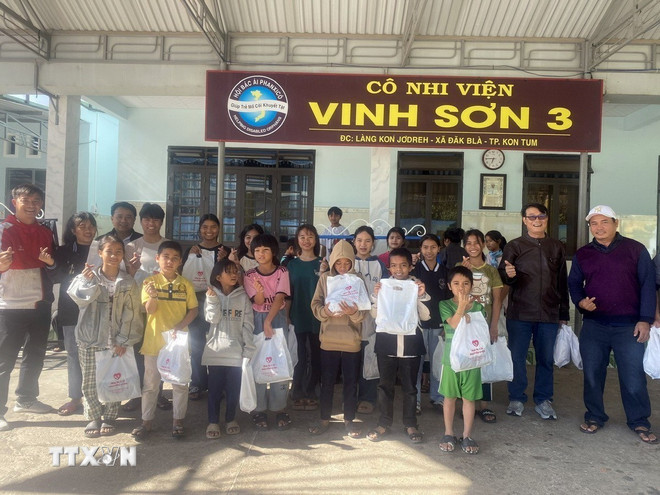 Trao quà Tết cho các cháu tại Cô nhi viện Vinh Sơn 3, Quảng Ngãi. (Ảnh: Cao Nguyên/TTXVN)
