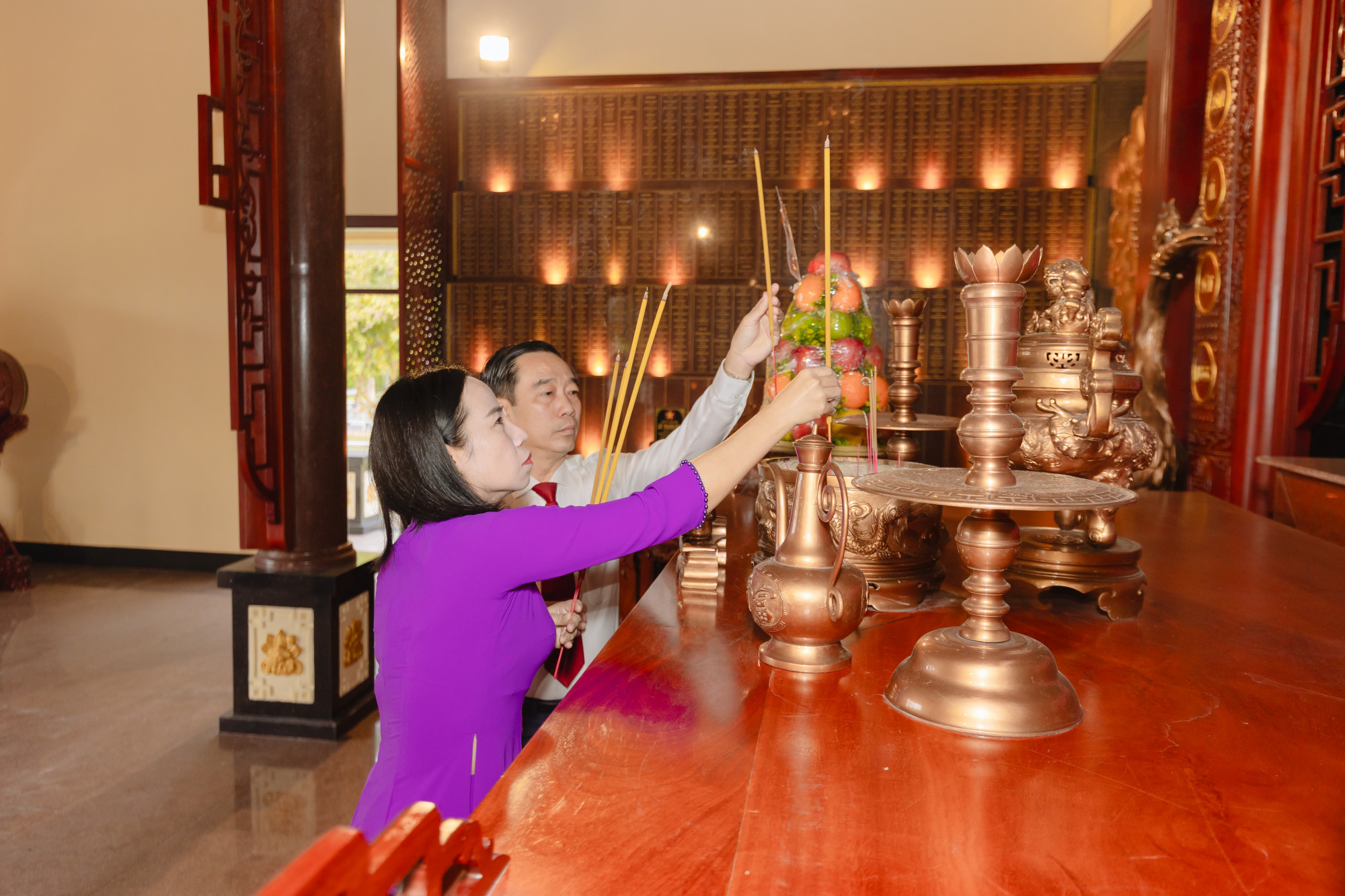 bà Ngọc Thanh Trúc - Ủy viên Ban Thường vụ Thành ủy, Phó Chủ tịch Ủy ban MTTQ Việt Nam thành phố, Chủ tịch Hội LHPN TPHCM - thắp hương bày tỏ bày tỏ lòng tri ân sâu sắc đến những người con ưu tú của quê hương