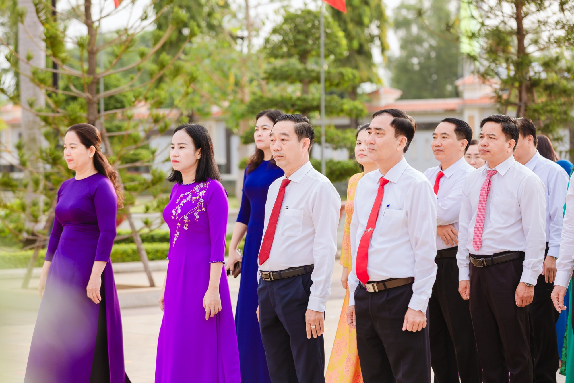 Đoàn đại biểu dự Đại hội đại biểu MTTQ Việt Nam TPHCM lần thứ I, nhiệm kỳ 2025 - 2030, do bà Ngọc Thanh Trúc - Ủy viên Ban Thường vụ Thành ủy, Phó Chủ tịch Ủy ban MTTQ Việt Nam thành phố, Chủ tịch Hội LHPN TPHCM - làm Trưởng đoàn, đến dâng hoa, dâng hương tại Tại Nghĩa trang Liệt sĩ Bà Rịa - Vũng Tàu - Ảnh: C.N.