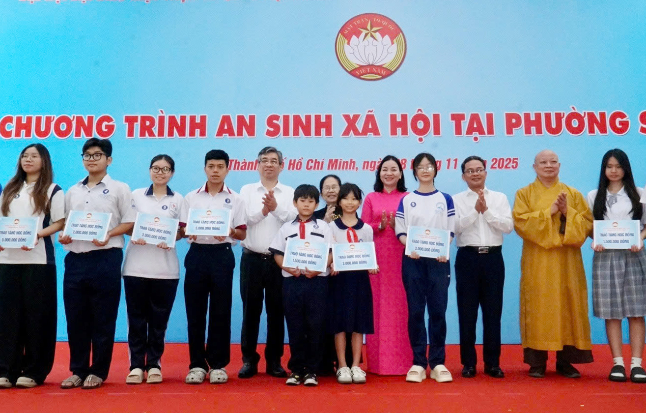 Mỗi phần quà được trao hôm nay không chỉ mang ý nghĩa về vật chất, mà còn là tình cảm, sự quan tâm sâu sắc của lãnh đạo thành phố dành cho người dân, thể hiện truyền thống “tương thân tương ái” của dân tộc ta, là minh chứng cho tinh thần đại đoàn kết dân tộc. 