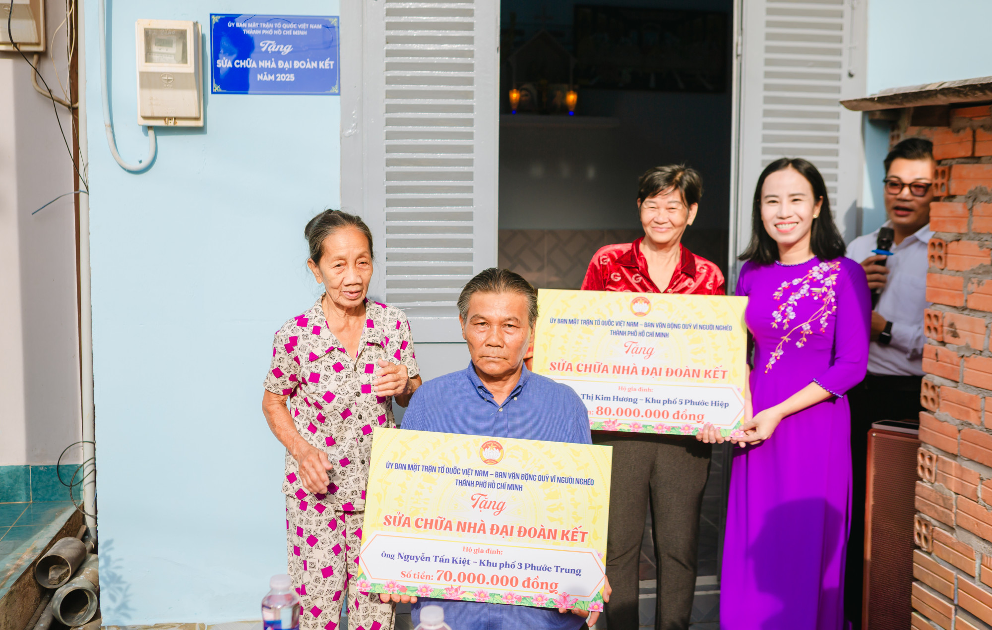 Bà Ngọc Thanh Trúc - Ủy viên Ban Thường vụ Thành ủy, Phó Chủ tịch Ủy ban MTTQ Việt Nam thành phố, Chủ tịch Hội LHPN TPHCM - Đoàn công tác bàn giao nhà Đại đoàn kết sau sửa chữa cho hộ 