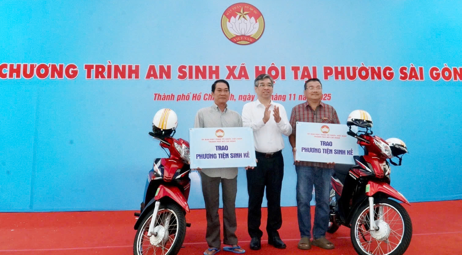 Ông Nguyễn Phước Lộc - Phó Bí thư Thành ủy TPHCM, Chủ tịch Ủy ban MTTQ Việt Nam TPHCM - trao   tặng xe máy làm phương tiện sinh kế cho người dân khó khăn - Ảnh: T.T.