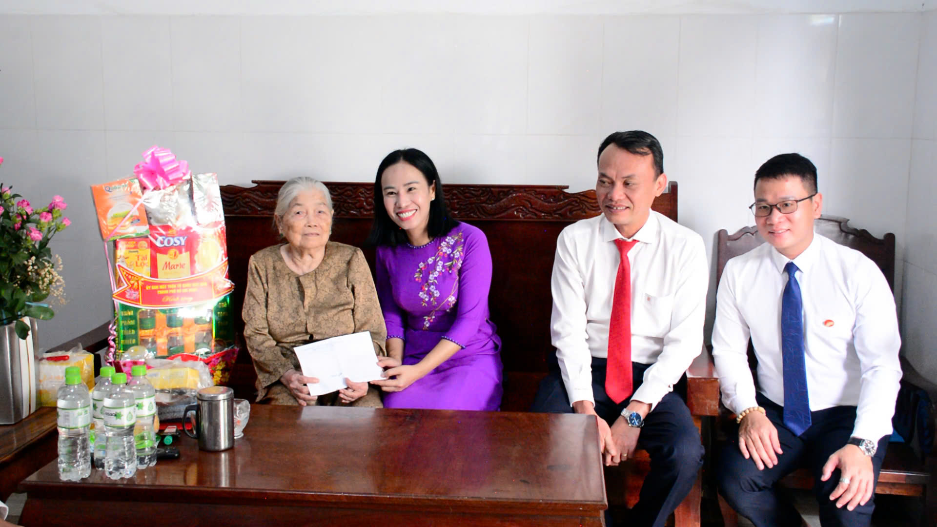 Đoàn đại biểu đến thăm đoàn đại biểu đã đến thăm và tặng quà hai Mẹ Việt Nam Anh hùng tại phường Tam Long