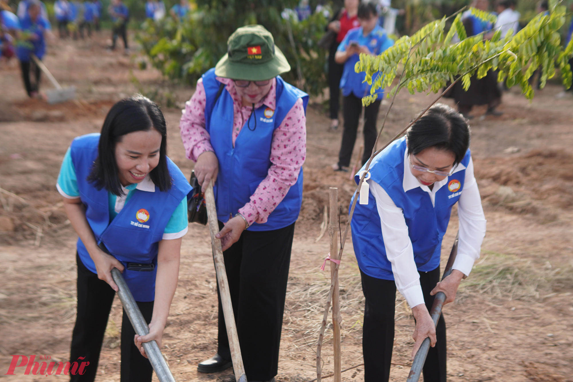 Bà Võ Ngọc Thanh Trúc -  Ủy viên Ban Thường vụ Thành ủy, Phó chủ tịch Ủy ban MTTQ Việt Nam TPHCM, Chủ tịch Hội LHPN thành phố trồng cây cùng các đại biểu 