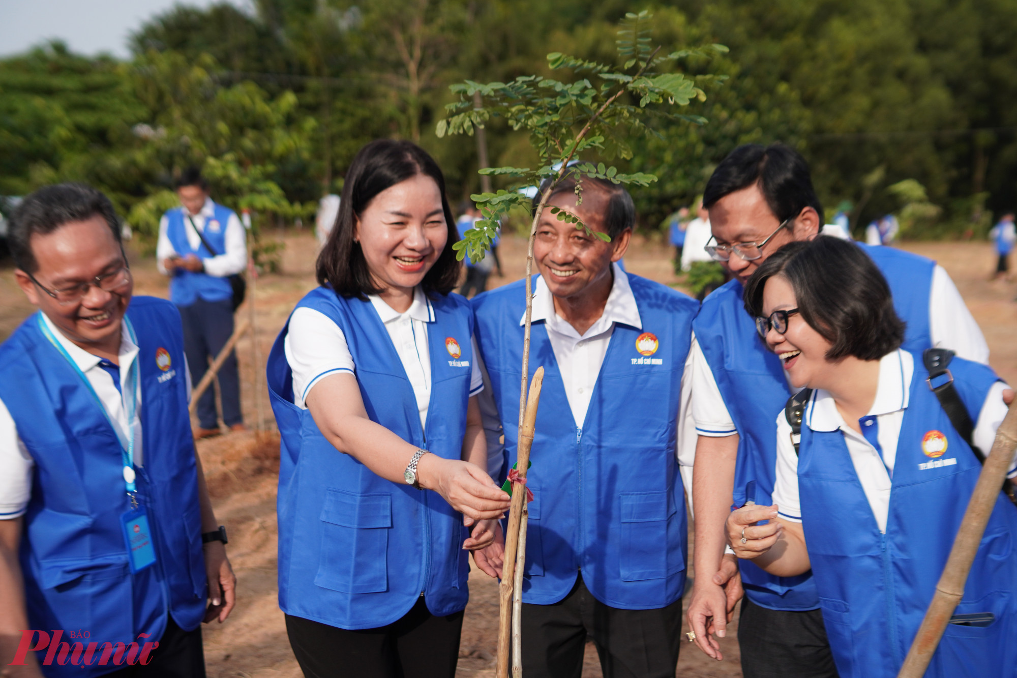   Các đại biểu MTTQ Việt Nam TPHCM trồng những cây cẩm lai đầu tiên trong công trình “Vườn cây Đại đoàn kết”
