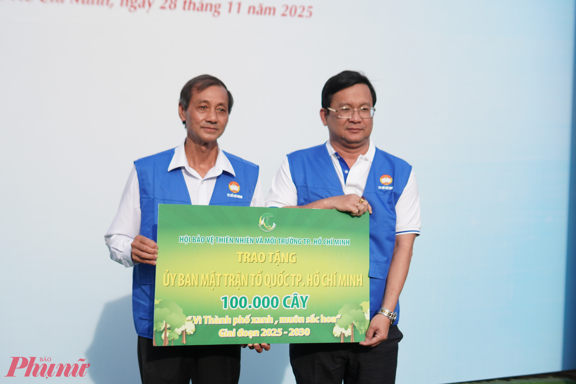 Ông Đặng Văn Khoa, Chủ tịch Hội Bảo Vệ Thiên Nhiên & Môi Trường TP. Hồ Chí Minh trao bảng tượng trưng tặng 100.000 cây xanh cho Ủy ban MTTQ VN Thành phố để thực hiện phong trào Thành phố muôn sắc hoa