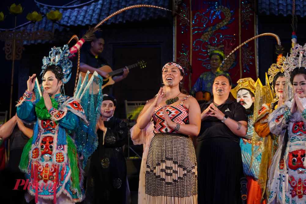 Đoàn nghệ thuật hai nước cùng nhau biểu diễn