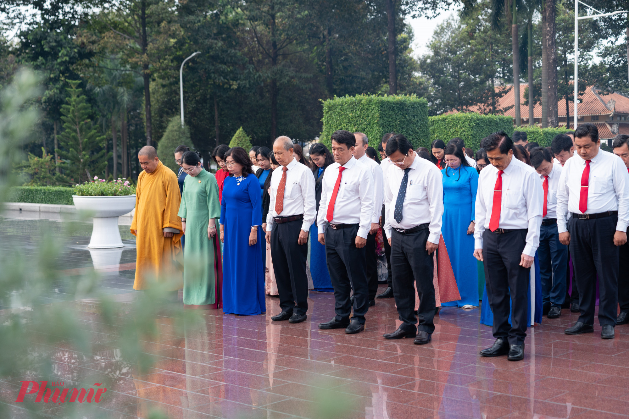 Đoàn đã kính cẩn nghiêng mình dành 1 phút mặc niệm đến các anh hùng liệt sĩ 