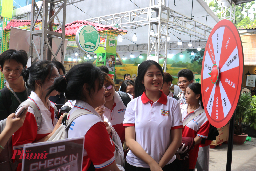 Khách tham quan thích thú trước vòng quay may mắn của gian hàng Lê Bảo Minh