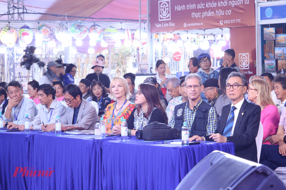 Các đại biểu đến từ nhiều quốc gia khác nhau trong buổi lễ khai mạc