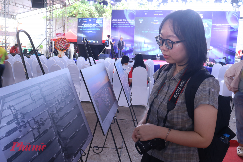 Bạn Khánh Châu tại không gian của lễ hội