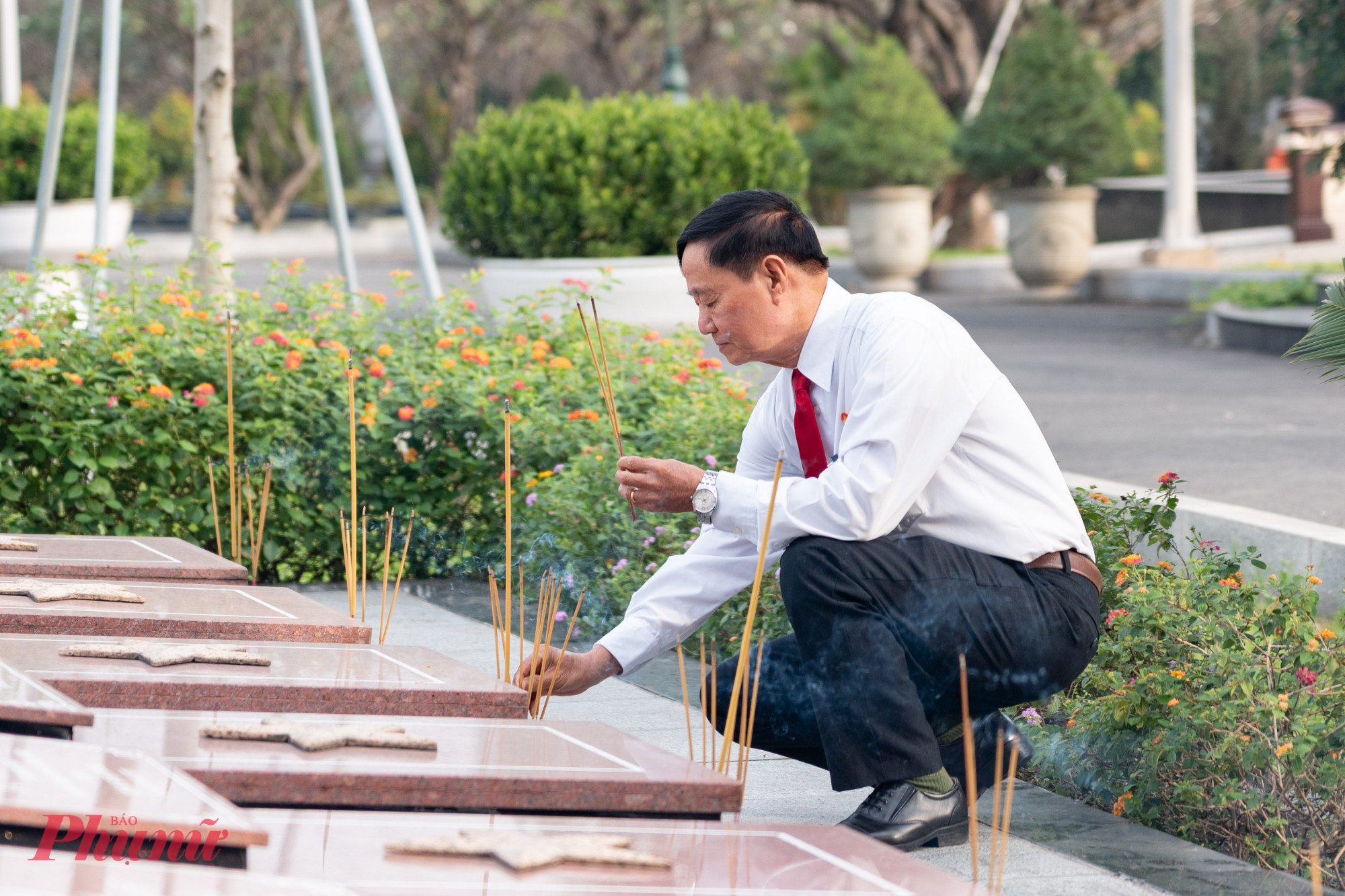 Sau lễ dâng hoa, dâng hương, các đại biểu thắp hương từng ngôi mộ.