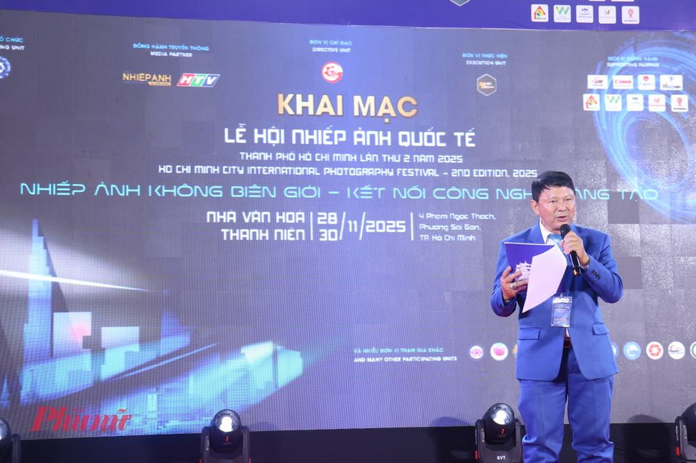 Chủ tịch Hội Nhiếp ảnh TPHCM Đoàn Hoài Trung phát biểu khai mạc lễ hội
