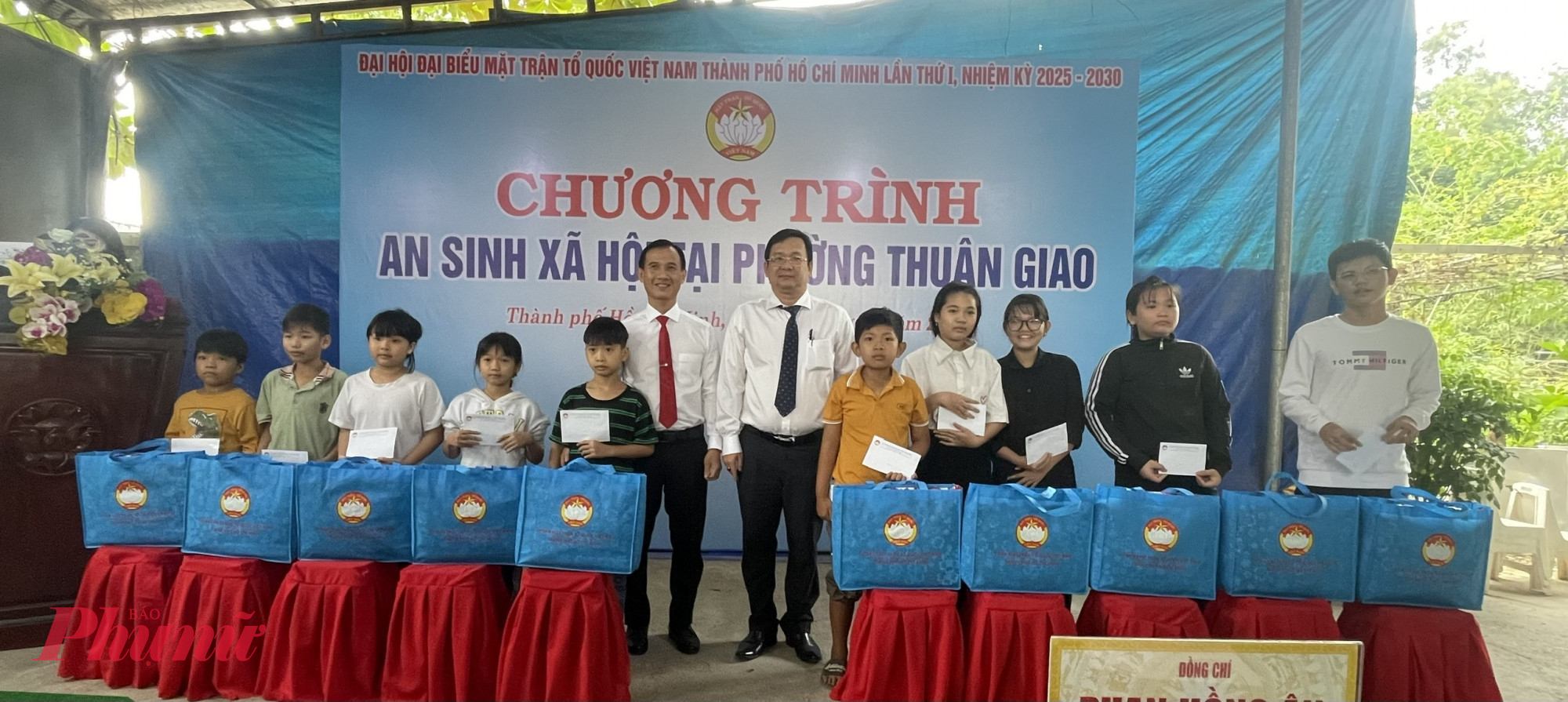 Đoàn đến thăm và trao 30 phần quà cho các em tại lớp học tình thương
