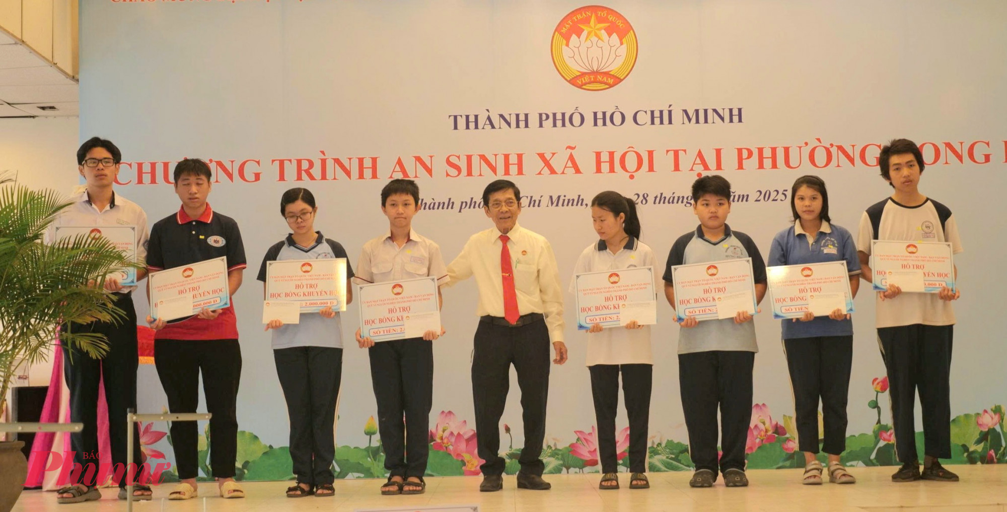 Tại chương trình, đai diện đoàn đại biểu trao quà, học bổng 