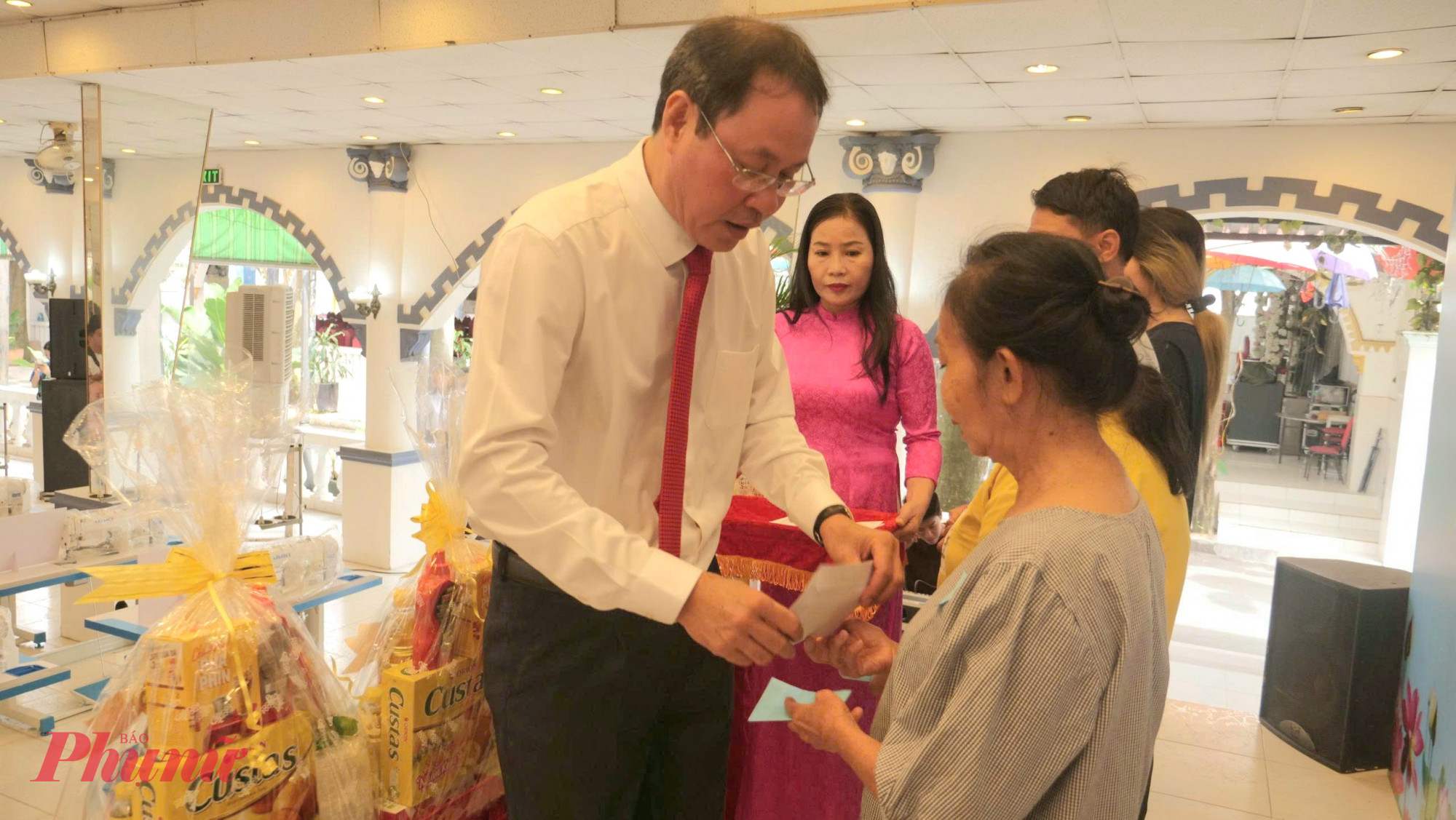 Ông Nguyễn Thành Trung – Thành ủy viên, Phó chủ tịch Ủy ban MTTQ Việt Nam thành phố, Chủ tịch Hội Nông dân thành phố - trao quà đến người dân khó khăn tại phường Long Bình