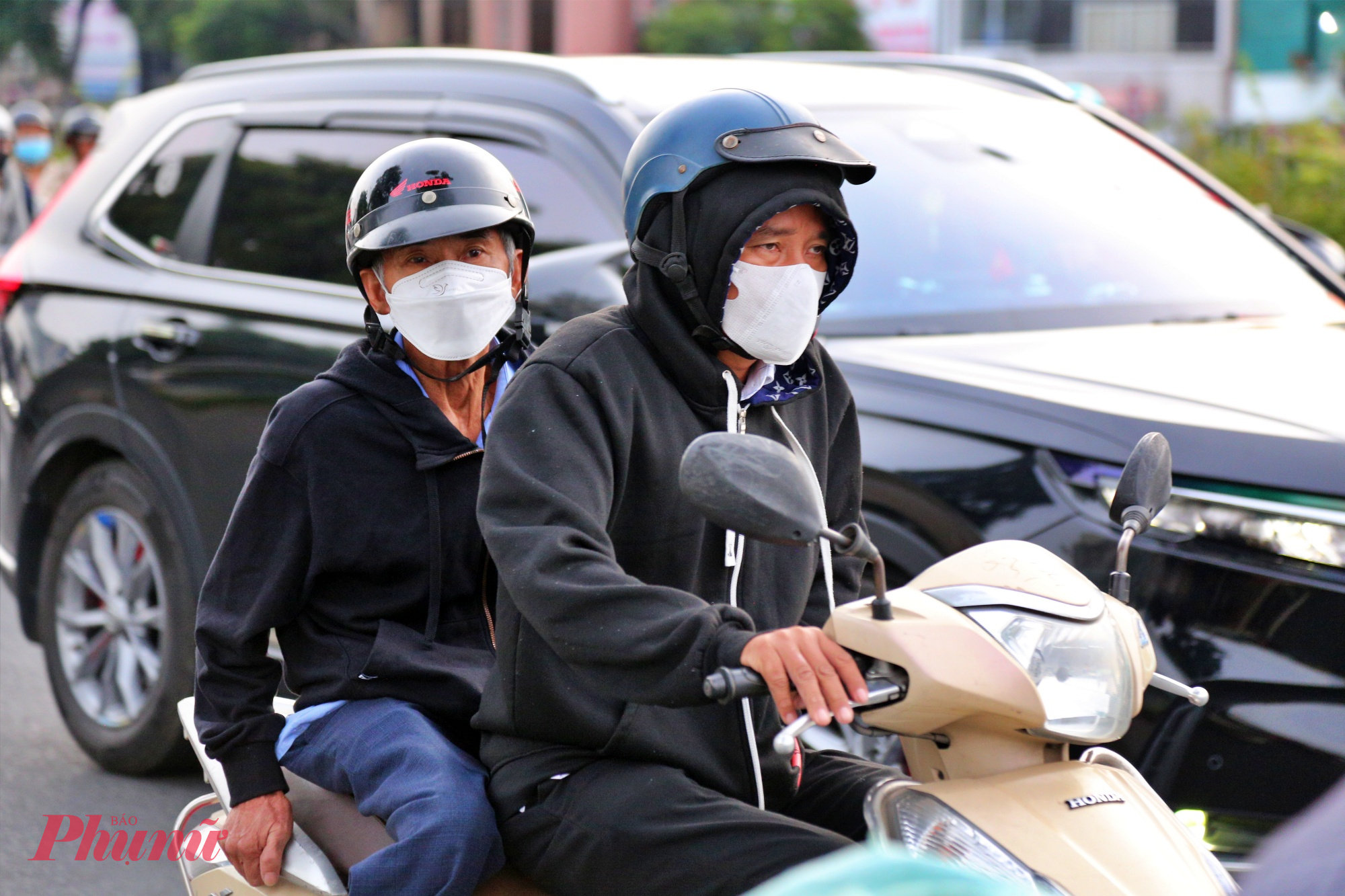 Không ít người phải kéo cao cổ áo, che kín mặt, bàn tay thu mình sau tay lái vì lạnh buốt.