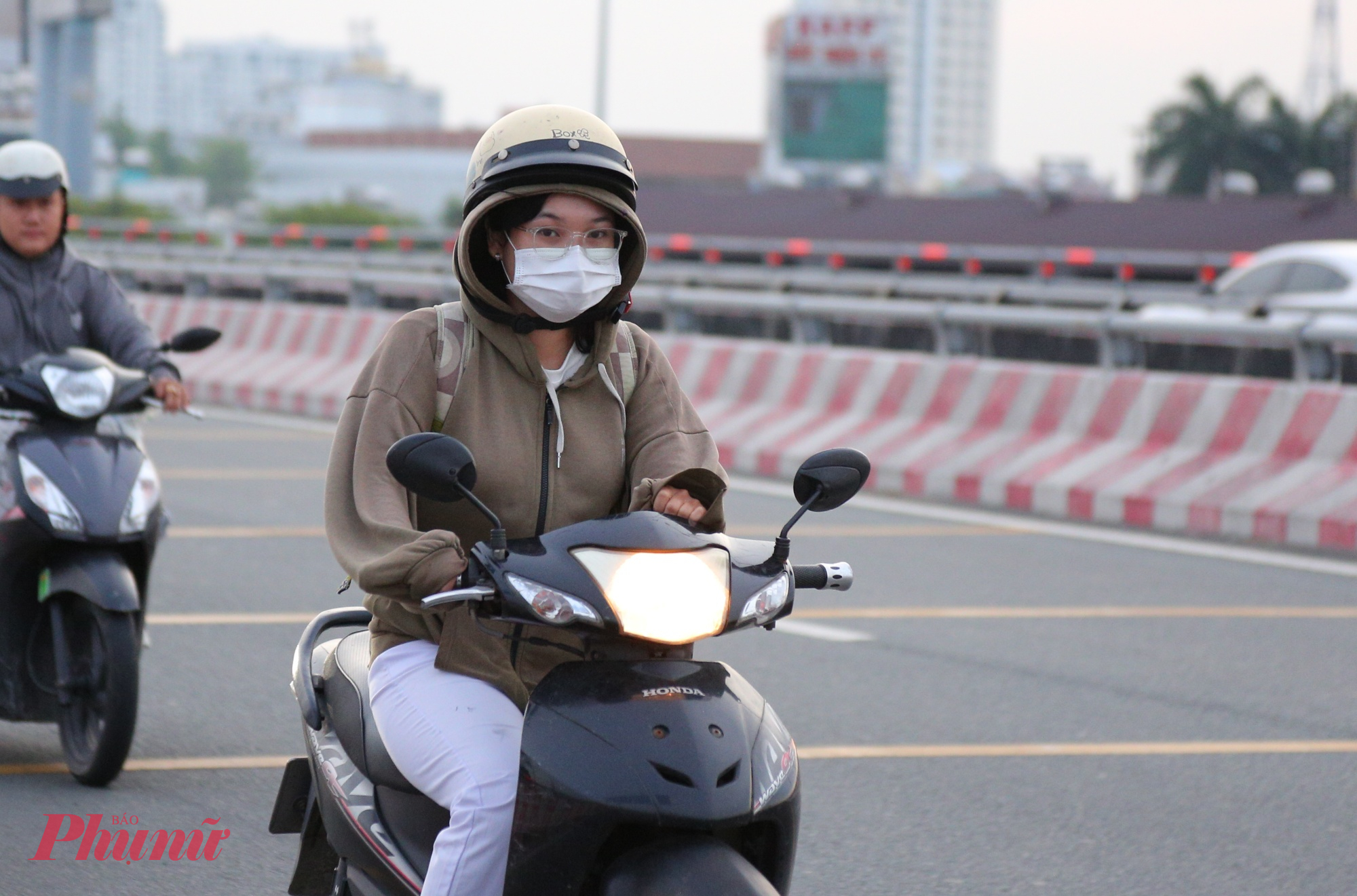 Ông Lê Đình Quyết - Trưởng phòng Dự báo (Đài Khí tượng thủy văn Nam Bộ), cho biết những ngày gần đây TP.HCM và khu vực Nam Bộ chuyển lạnh về đêm và sáng do ảnh hưởng của không khí lạnh cường độ mạnh từ phía Bắc khuếch tán xuống. Đợt không khí lạnh liên tục tăng cường khiến nền nhiệt toàn vùng giảm đáng kể.  Theo ghi nhận, mức nhiệt thấp nhất tại một số nơi xuống 18 – 19 độ C, riêng TP.HCM phổ biến 19 – 20 độ C. Ban ngày trời hửng nắng nhẹ nhưng mức nhiệt cao nhất chỉ 29 – 31 độ C, tạo nên kiểu thời tiết mát lạnh hiếm thấy ở đô thị phía Nam.