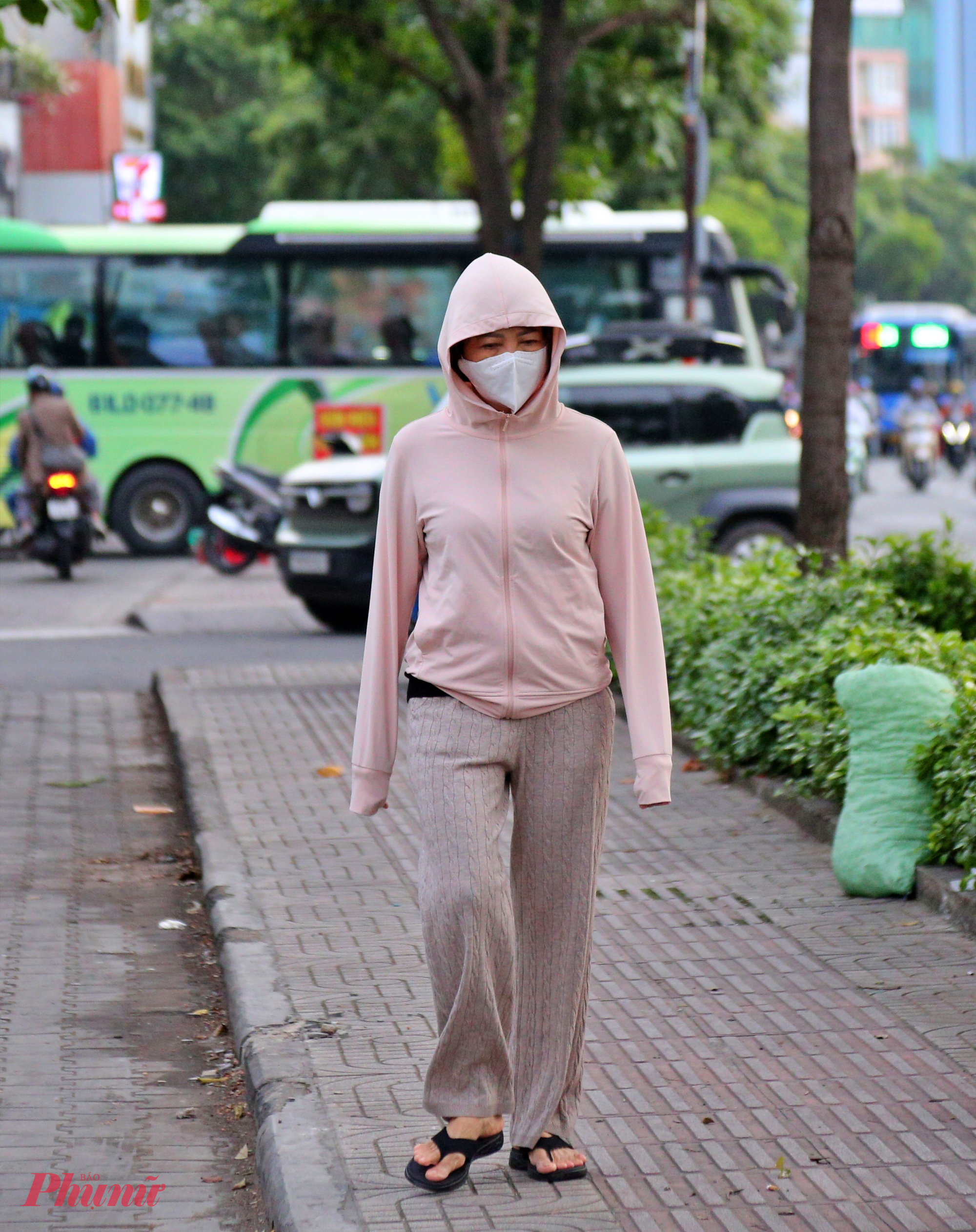 Người đi bộ cũng trùm kín mít vì trời lạnh. 