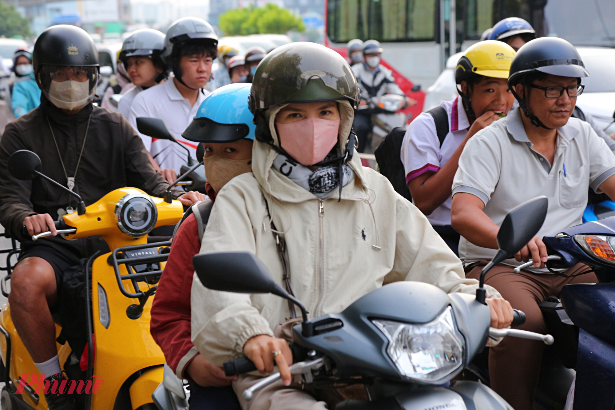 Nhiều người dân, đặc biệt là người chạy xe máy đi làm sớm đều tăng cường “đề-kháng thời tiết” đó là áo khoác dày, khăn quàng cổ, bao tay và cả tất giữ ấm để chống chọi với những cơn gió lùa. 