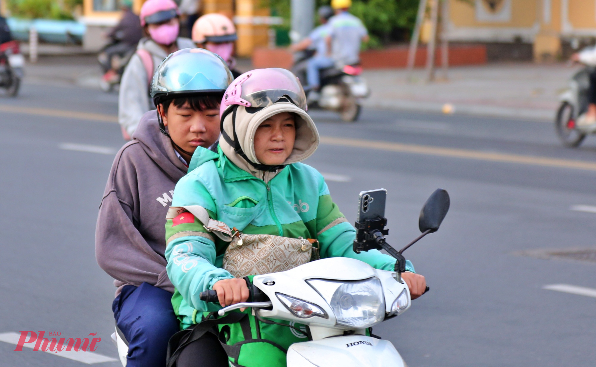 Không khí se sắt lan khắp các tuyến đường, khiến nhiều người ra đường từ sớm phải co ro trong cái lạnh đầu ngày, đặc biệt người đi xe máy.