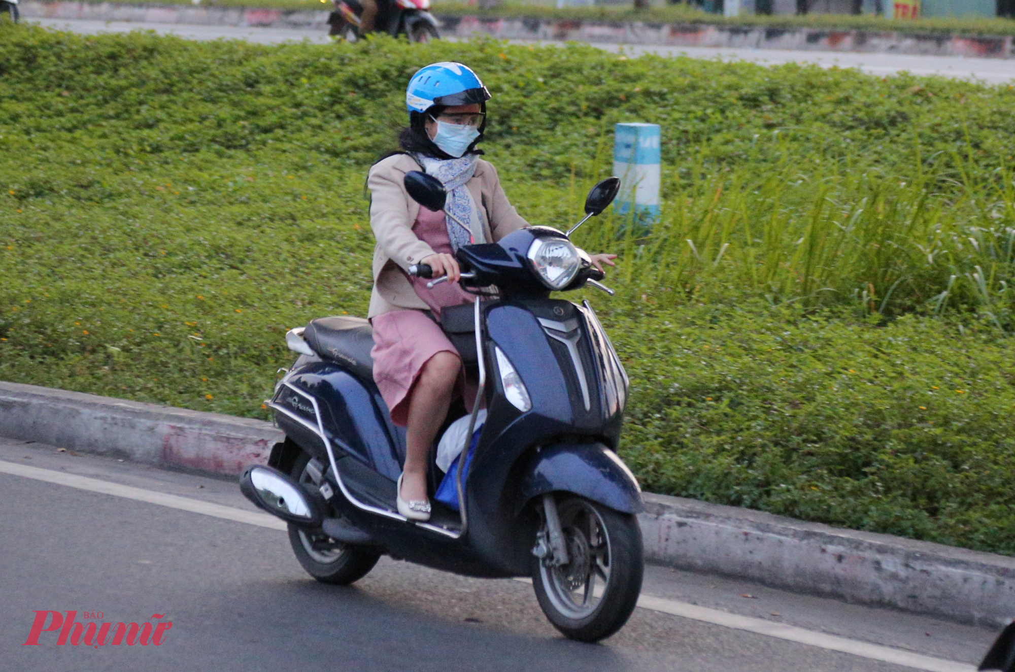 Nhiều phụ nữ choàng khăn quàng cổ khi chạy xe