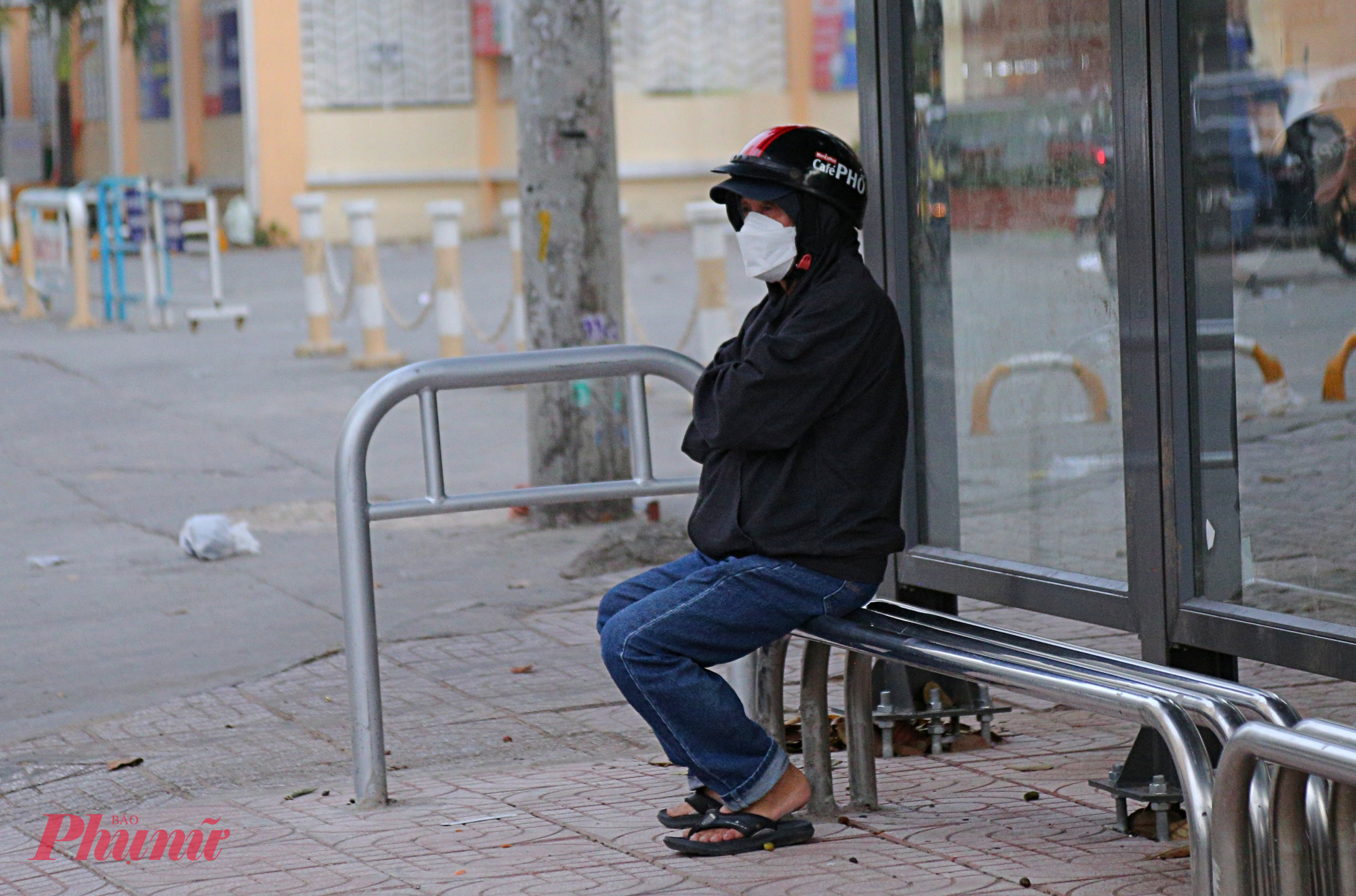 Người đàn ông co ro tại trạm xe buýt trên đường Nguyễn Xí 