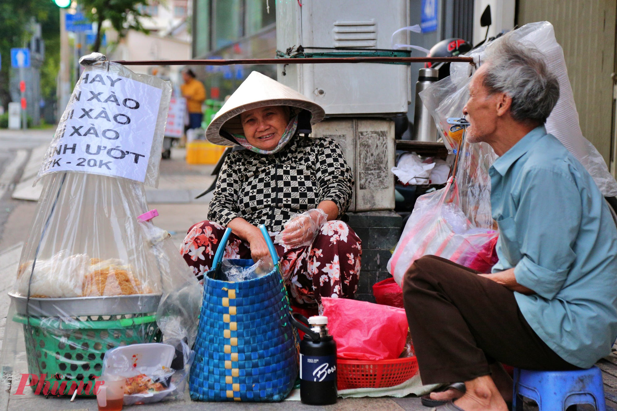Trên Nguyễn Bỉnh Khiêm (quận 1 – trước đây), vợ chồng ông bà Lê Phú Thuận (70 tuổi) và Lê Thị Vụ (68 tuổi) ngồi co ro bán hàng ăn sáng. “Trời lạnh nên tôi ngồi co ro như vậy đó, mấy nay se lạnh nhưng hôm nay thấy lạnh hơn nhiều”, ông Thuận nói.