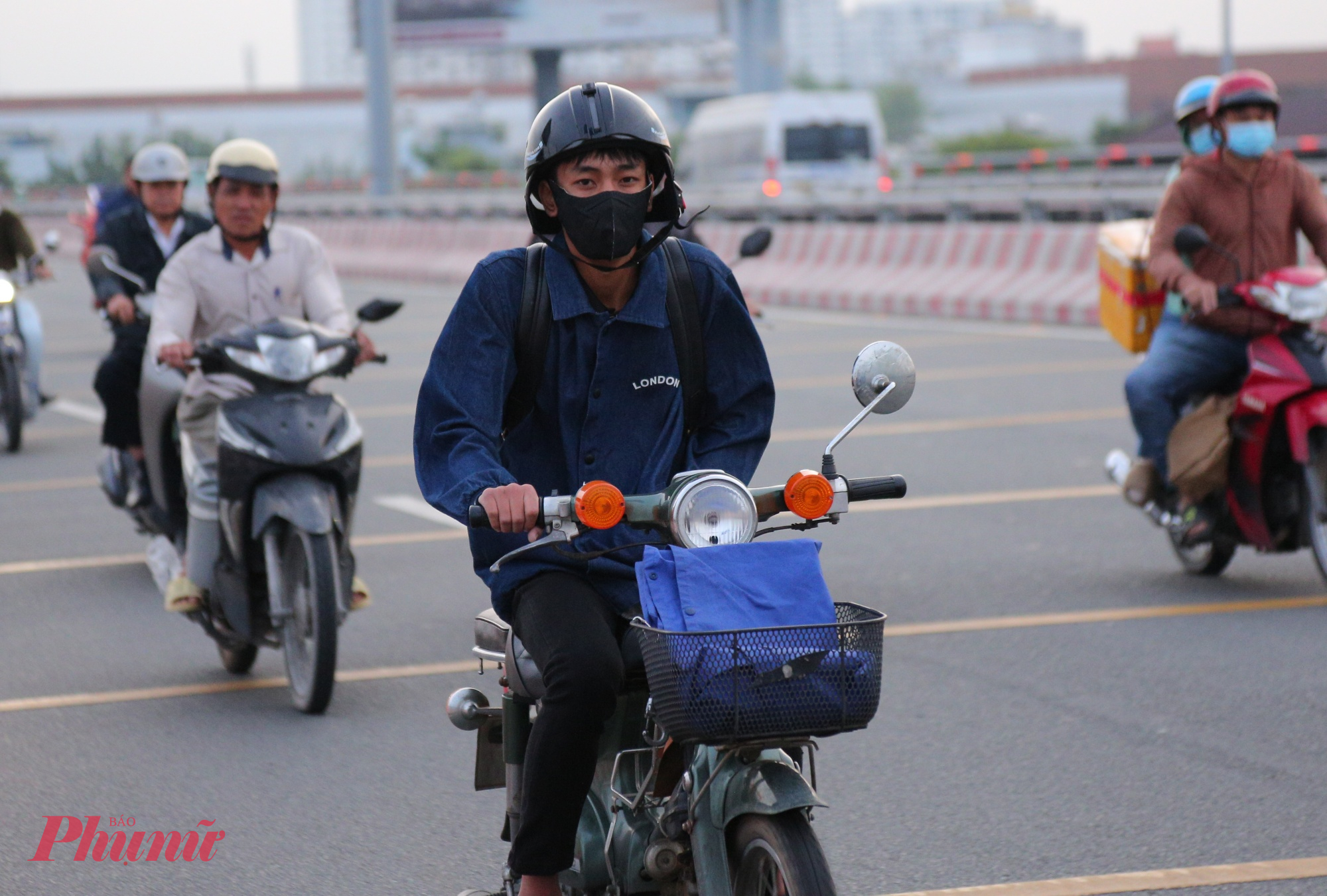 Không khí lạnh tháng cuối năm khiến người dân cảm nhận Tết đang cận kề.