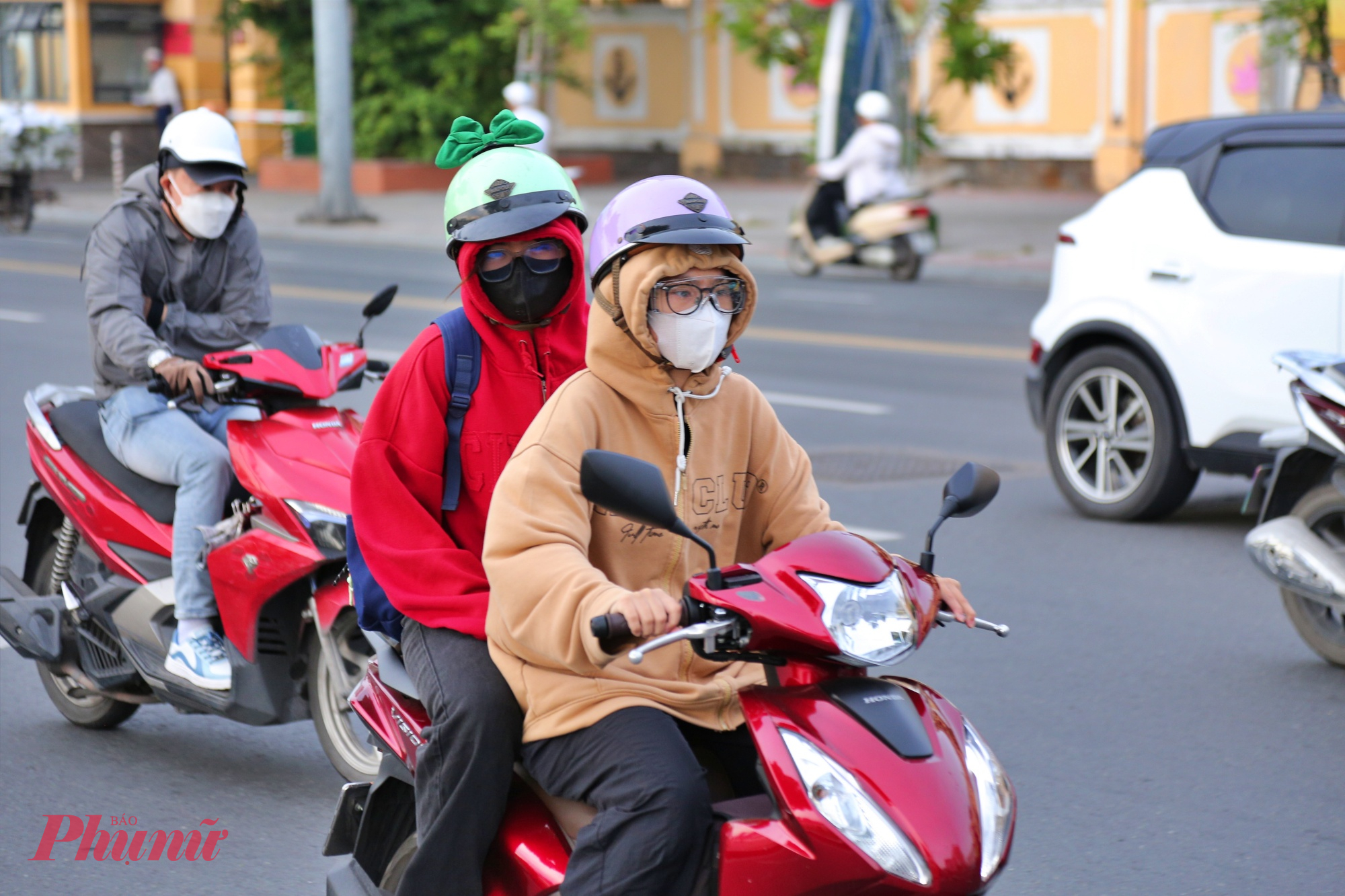 Trên các tuyến đường như Phạm Văn Đồng, Điện Biên Phủ, Tôn Đức Thắng… dòng xe máy nối dài trong màn sương nhẹ khiến người dân có cảm giác lạnh hơn.