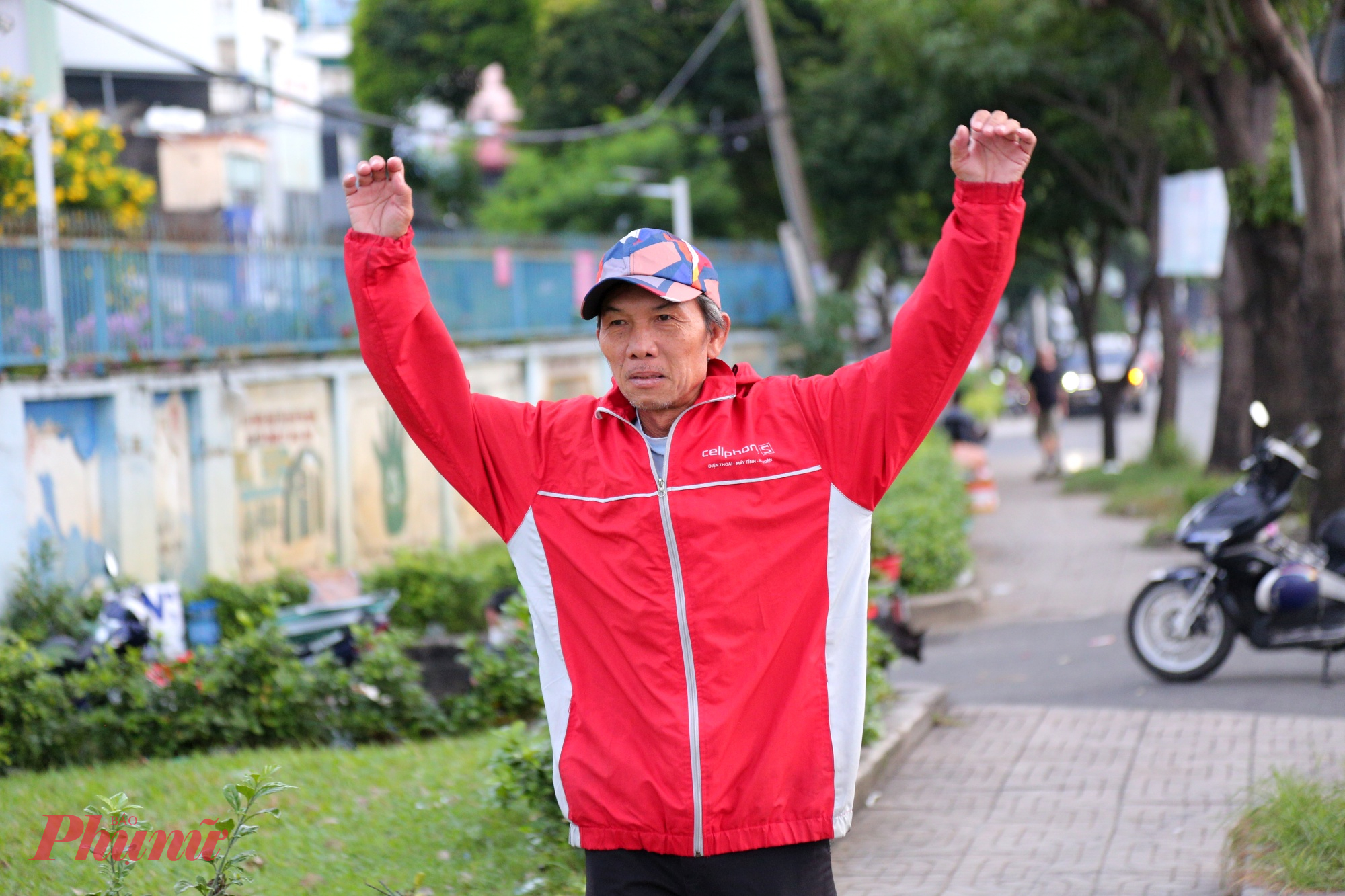 Ông Huỳnh Minh Tài (51 tuổi), tài xế xe ôm trên đường Điện Biên Phủ - chia sẻ: “Mấy hôm nay trời lạnh ghê, đặc biệt vào sáng sớm từ 4g-7g sáng. Hôm nay trời lạnh nên tôi vận động cho giãn gân cốt, làm ấm cơ thể trong lúc chờ khách”. 