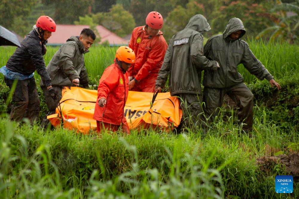 Lực lượng cứu hộ chuyển thi thể nạn nhân sau trận lũ lụt và lở đất tại huyện Agam, Tây Sumatra, Indonesia, ngày 28 tháng 11 năm 2025. Cơ quan Quản lý Thảm họa Quốc gia (BNPB) cho biết hôm thứ Sáu rằng số người thiệt mạng do lũ lụt và lở đất xảy ra tại Aceh, Bắc Sumatra và Tây Sumatra của Indonesia đã lên tới 164, trong đó 79 người vẫn mất tích và 12 người khác bị thương. (Ảnh: Andri Mardiansyah/Xinhua)