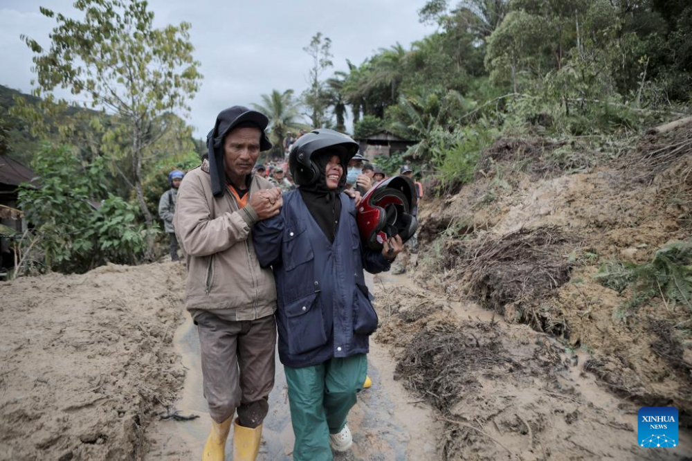 Một người phụ nữ khóc tại hiện trường thảm họa ở huyện Bắc Tapanuli, Bắc Sumatra, Indonesia, ngày 28 tháng 11 năm 2025. Cơ quan Quản lý Thảm họa Quốc gia (BNPB) cho biết hôm thứ Sáu rằng số người thiệt mạng do lũ lụt và lở đất xảy ra tại Aceh, Bắc Sumatra và Tây Sumatra của Indonesia đã tăng lên 164, 79 người vẫn mất tích và 12 người khác bị thương. (Ảnh: Gatha Ginting/Xinhua)