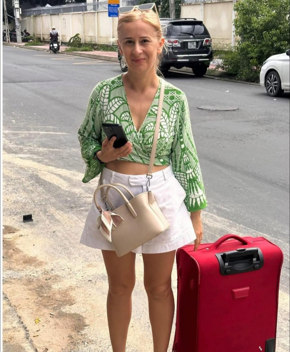 Nữ du khách người Nga kéo vali đến điểm tập kết xin hỗ trợ người dân Nha Trang vào sáng 24/11 -. Nguồn: Nguyen Wonbi