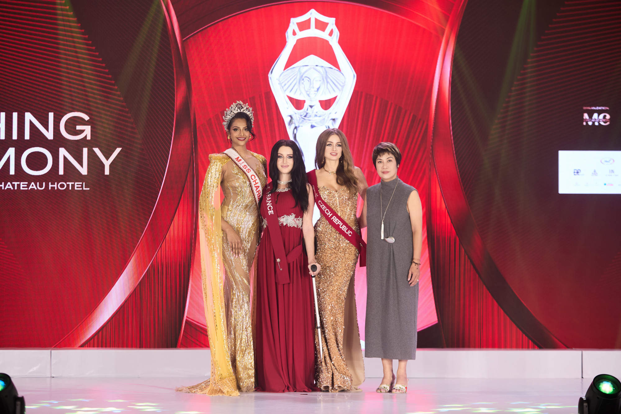 Người đẹp Pháp (thứ hai từ trái sang) phải chống nạn khi dự thi vì bị thương