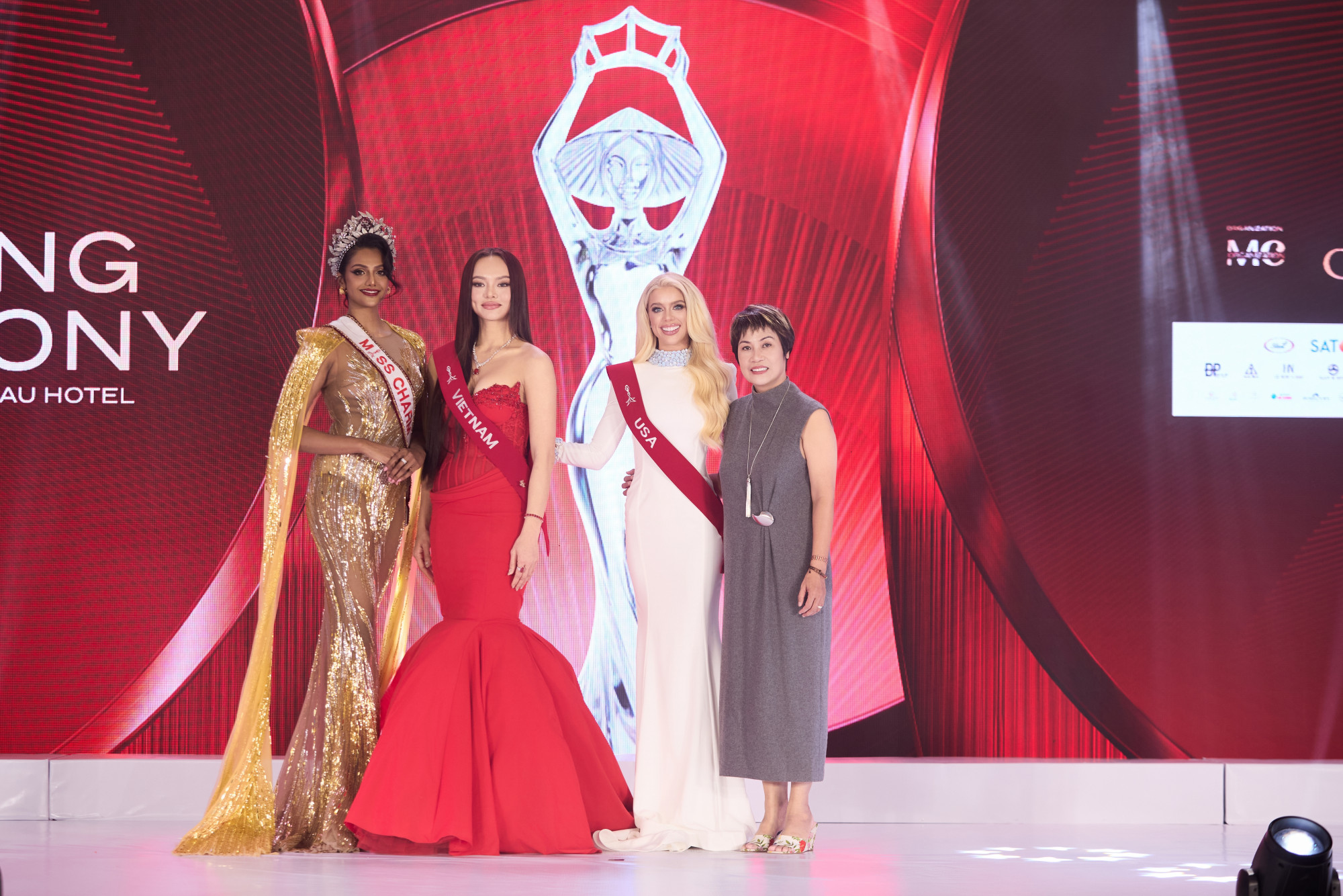 Đại diện Việt Nam - Mai Ngô (thứ hai từ trái qua) và đại diện Mỹ (thứ hai từ phải qua)