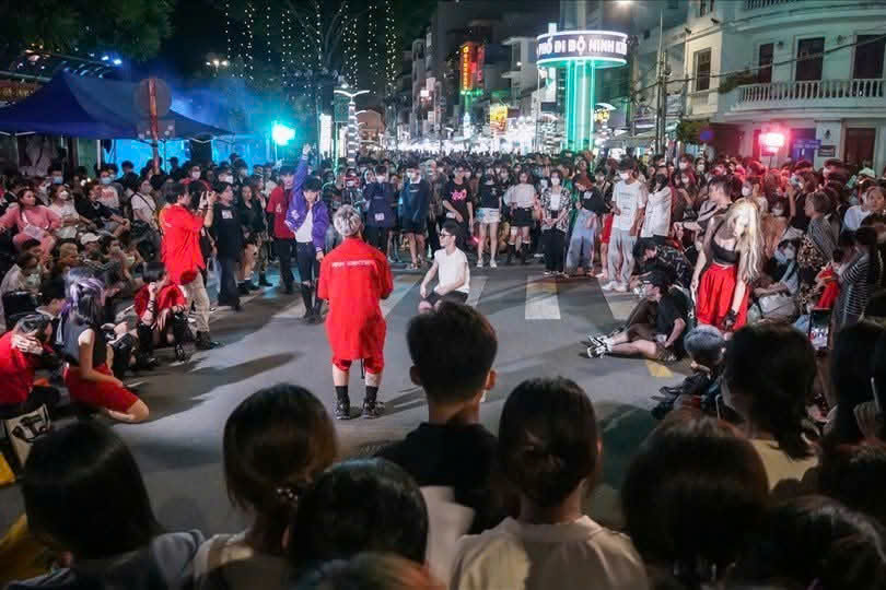 Nhiều chương trình nghệ thuật được tổ chức ở phố đi bộ phục vụ du khách... Ảnh: Ninh Kiều