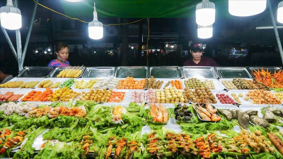 Khu ẩm thực phục vụ người dân và du khách. Ảnh: Ninh Kiều