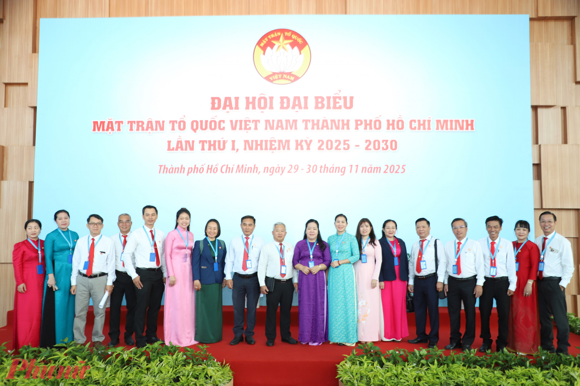 Các tổ đại biểu chụp hình lưu niệm trước giờ khai mạc Đại hội