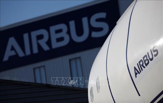 Biểu tượng của hãng Airbus bên ngoài một cơ sở sản xuất ở Saint-Nazaire, Pháp. Ảnh: REUTERS/TTXVN