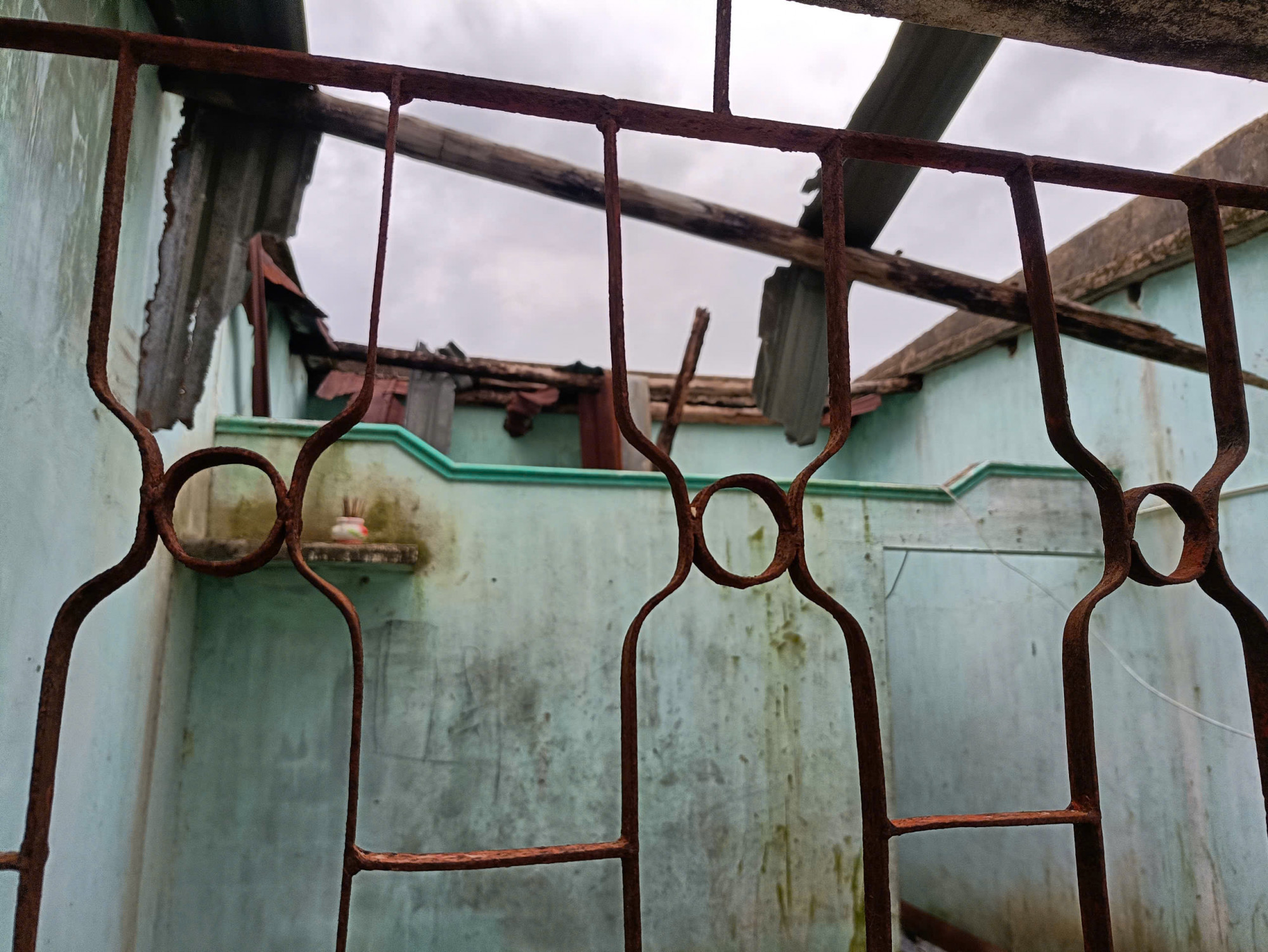 Nhiều căn nhà bị tốc mái, xơ xác - Ảnh: CACC