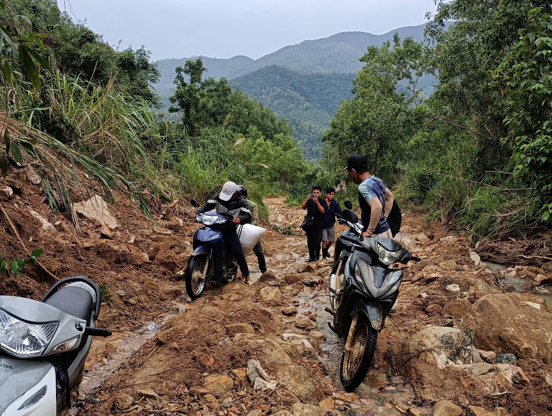 Việc đi lại, vận chuyển hàng hóa đến hai thôn gặp rất nhiều khó khăn - Ảnh: CACC
