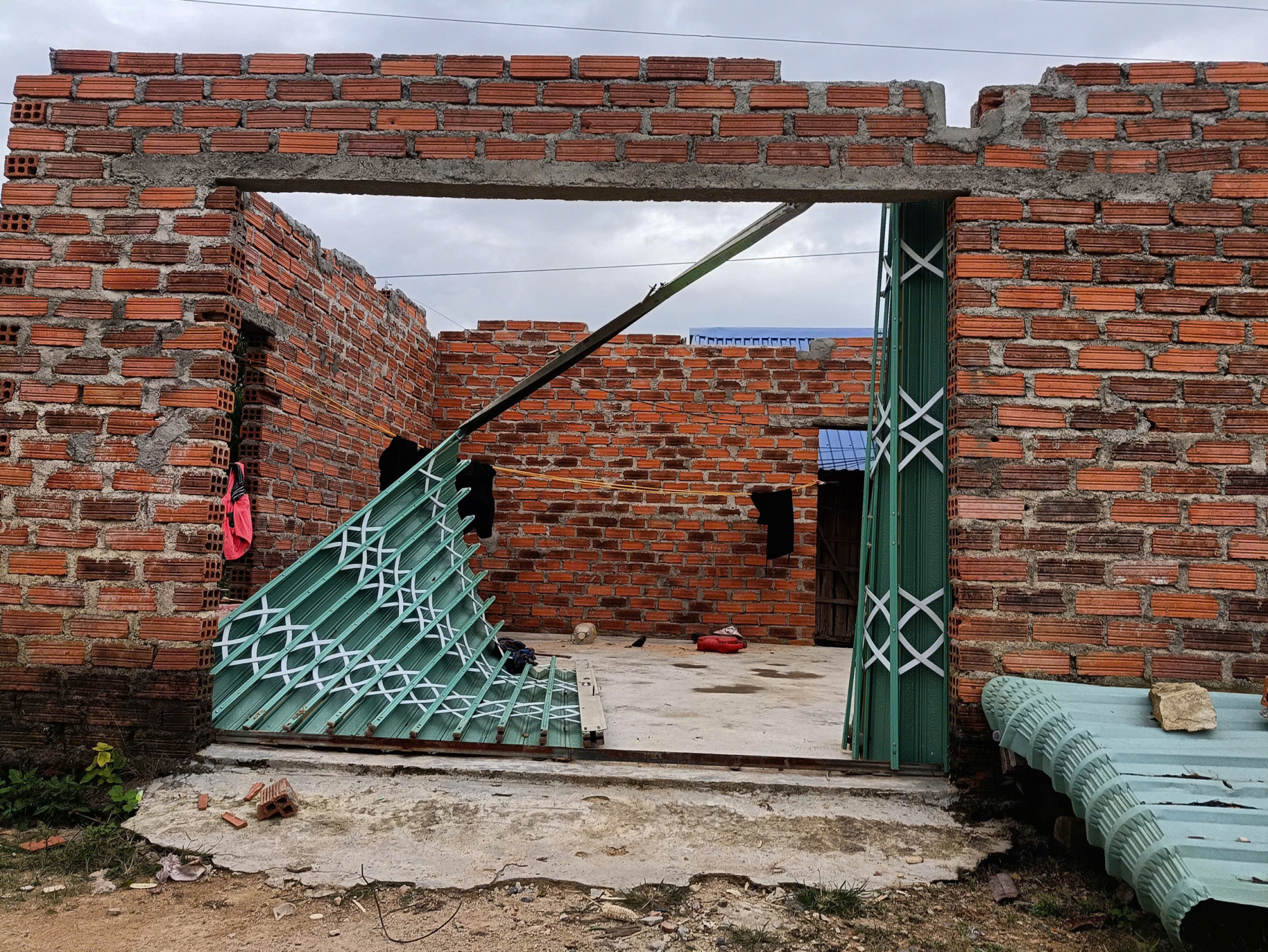 Mưa lũ khiến nhiều ngôi nhà ở hai thôn Phú Hải và Phú Đồng bị hư hỏng - Ảnh: CACC