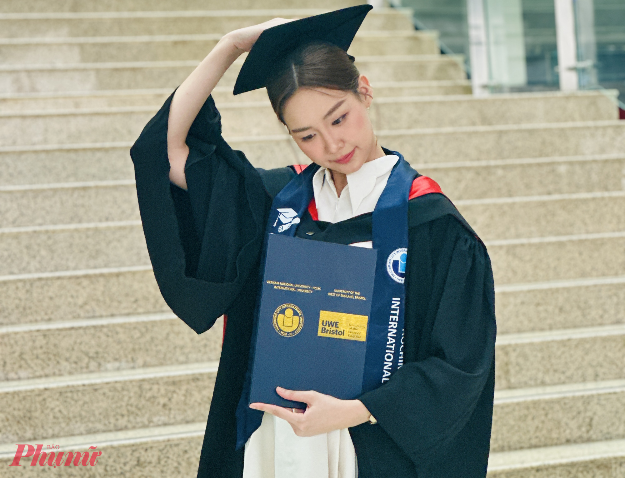 Hoa hậu Bảo Ngọc nhận bằng tốt nghiệp đại học loại giỏi - Ảnh: Nguyễn Loan